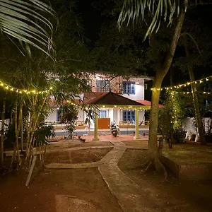 Barefoot Hostels, Hostal